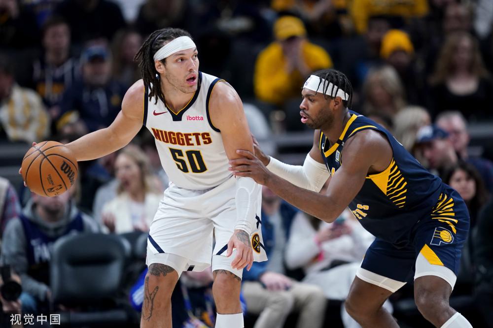 两人不仅肩 两人不仅肩